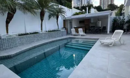 Casa Residencial Alphaville 1 - Semi-térrea e Reformada!