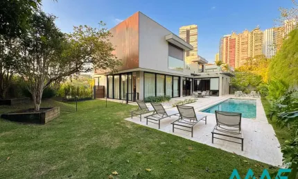 Casa diferenciada e de esquina no residencial alphaville 2