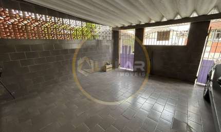 Casa térrea de 2 dormitórios e garagem por R$ 340 mil - Caneleira / Santos