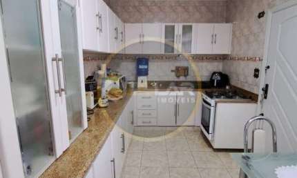 sobrado com 2 casas, uma de 3 drms ( frente) e outra de 2 dorms (fundos)