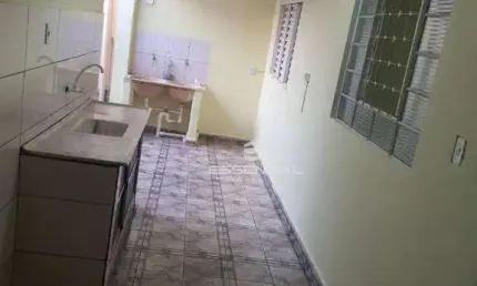 Edícula com 2 dormitórios e garagem para moto para alugar por R$ 980/mês