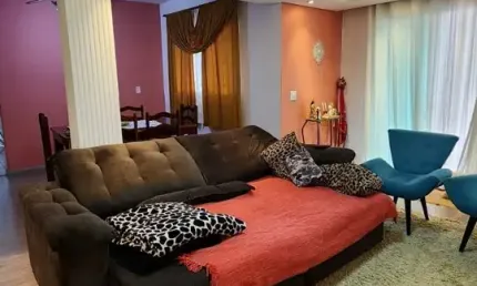 ** LINDO SOBRADO COM PORTÃO AUTOMATIZADO A 1 MINUTO DO CENTRO!**