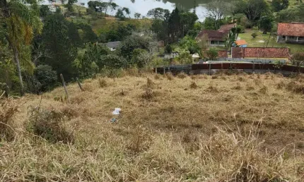 **magnífico terreno entre montanhas verdes – 2.000 m² com vista para lagos!**