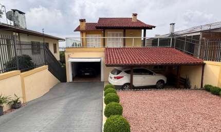 Casa com 3 quartos à venda no Cruzeiro, Farroupilha , 242 m2 por R$ 905.000