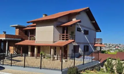Casa com 3 quartos à venda no Monte Pasqual, Farroupilha , 284 m2 por R$ 1.000.000