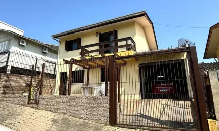 Casa com 2 quartos à venda no Medianeira, Farroupilha , 106 m2 por R$ 450.000