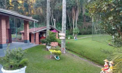 Chácara para venda com 9.000 m² de área e 330 m², com piscina e churrasqueira