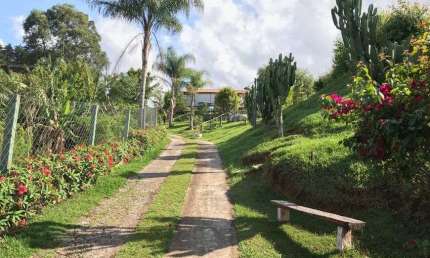 OPORTUNIDADE! Chácara linda com três casas em Louveira para moradia ou locação