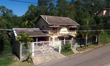 Casa linda com piscina, 3 quartos - incluindo 2 suítes, no condomínio Reserva Bom Viver