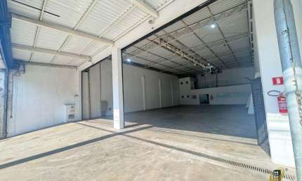 Galpão Comercial de Alto Padrão em Cotia-SP  2 Salas, 4 Banheiros, 527m²  Venda ou Locação no Jardim Santa Paula