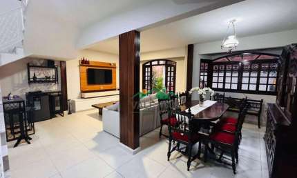 Ampla Casa na Vila Paraíba com 4 Dormitórios, 2 Suítes e 2 Vagas de Garagem em Excelente Localização
