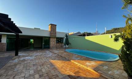 Casa com piscina Comercial e Residencial com 3 quartos