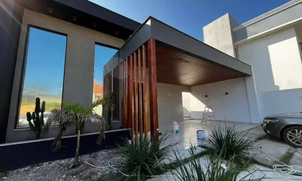 Ótima Casa, com Piscina, em Cond. Residencial Alto padrão