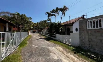Charmoso imóvel colonial em condomínio exclusivo na praia da tereza