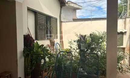 IMÓVEL COM ÓTIMA LOCALIZAÇÃO SENDO CASA TÉRREA COM EDÍCULA!