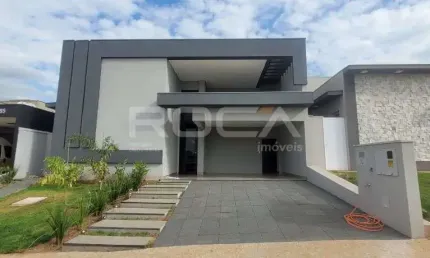 Casa de alto padrão com 3 suítes e área de lazer completa em Vila do Golf
