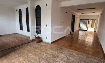 Casa em Monte Alegre - 4 dormitórios, suíte, e 3 vagas de garagem.