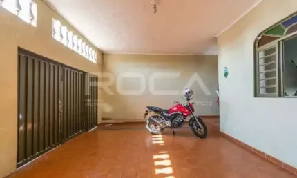 Casa à venda com 2 dormitórios no bairro Vila Tibério em Ribeirão Preto.