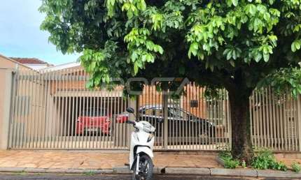 Casa térrea à venda com 3 dormitórios no bairro Sumarezinho em Ribeirão Preto.