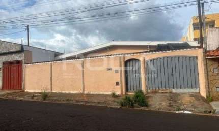 Casa térrea à venda com 3 dormitórios no bairro Sumarezinho em Ribeirão Preto.