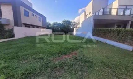 Terreno à venda com 360m² no condomínio alto do castelo, em ribeirão preto.