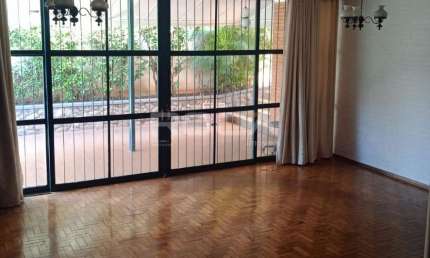 Casa residencial ou comercial para alugar com 4 quartos no Centro de Ribeirão Preto.