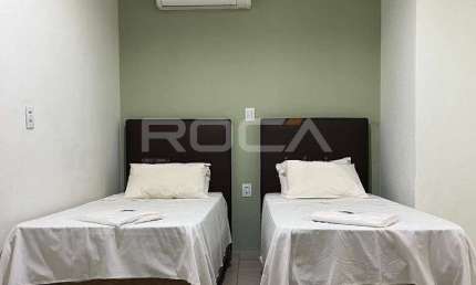 Apartamento kitnet para alugar no bairro Jardim Macedo, em Ribeirão Preto.