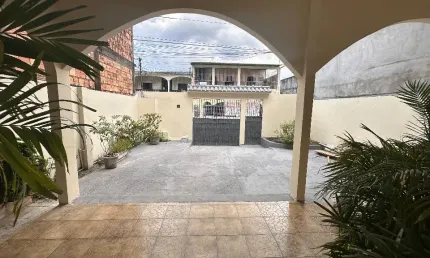 Casa com 3 quartos para alugar na Rua Canaçari, Lírio do Vale, Manaus