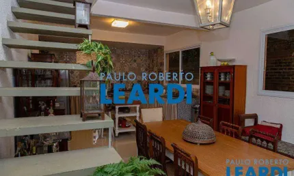 Casa à venda na Praça Japuba, 38, Vila Madalena, São Paulo por R$ 2.550.000