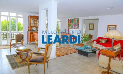 Casa à venda na Rua Itacaranha, 129, Pacaembu, São Paulo por R$ 3.300.000