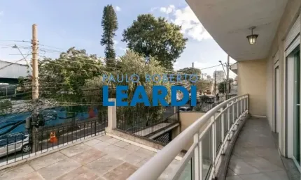 Casa à venda na Rua Senador Carlos Teixeira de Carvalho, 375, Cambuci, São Paulo por R$ 2.400.000