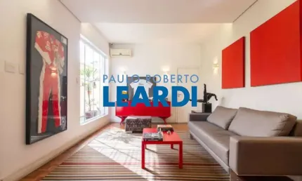 Casa à venda na Avenida Pacaembu, 1199, Pacaembu, São Paulo por R$ 4.200.000