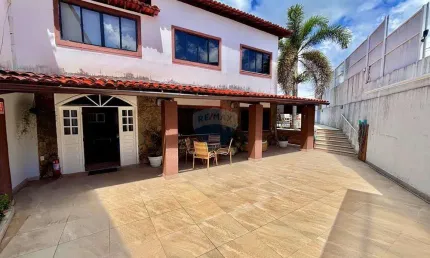 Casa duplex em Piatã, 4/4, sendo 2 suítes, piscina, jacuzzi e uma agradável área gourmet sensacional!