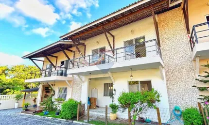 Casa 3/4 em Buraquinho - R$590 mil - Condomínio Fechado