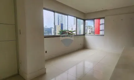 Apartamento 3/4, 2 suítes e móveis planejados à venda no jardim apipema, próximo à rua professor sabino silva.