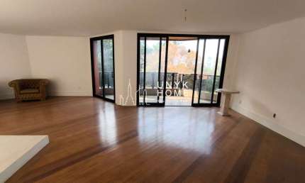 Apartamento amplo e sofisticado com 3 suítes, 212 m² privativos e 4 vagas de garagem.