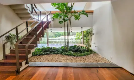 Casa em rua fechada no morumbi, segurança, espaço e conforto com  área construída de 900 m².
