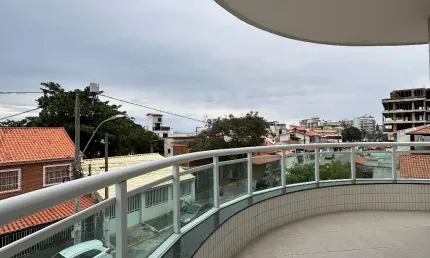 Excelente Oportunidade de Aluguel Fixo no Braga - Cabo Frio/RJ! R$4.500,00 + taxas Condomínio: R$1.200,00 IPTU: R$390,00 Apresentamos este amplo e confortável apartamento localizado a apenas uma quadr