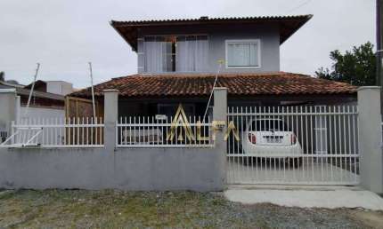 Sobrado com 4 dormitórios à venda, 180 m² por R$ 742.000,00 - Centro - Penha/SC