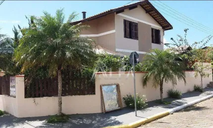 Casa averbada com 3 dormitórios à venda, 200 m² por r$ 850.000 - centro - balneário piçarras/sc