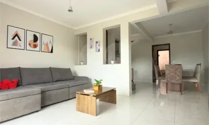 Sobrado Triplex à Venda na Vila Sandra | 4 Quartos sendo 1 suíte | Financiável