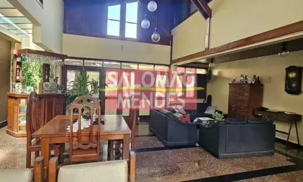 Casa em Condomínio Fechado tipo Chalé.. 02 pisos, 04 vagas, Condomínio Completo.