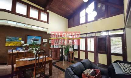 Casa em Condomínio Fechado tipo Chalé.. 02 pisos, 04 vagas, Condomínio Completo.