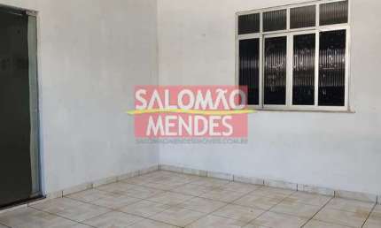 Casa junto a Praça Tancredo Neves com garagem, 03 quartos. Oportunidade.