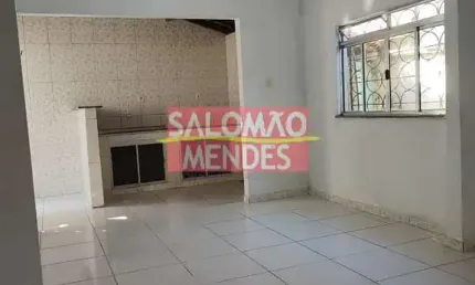 Casa junto a Praça Tancredo Neves com garagem, 03 quartos. Oportunidade.
