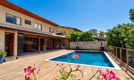 Linda casa em Jaguaribe 4 Quartos sendo 3 Suítes 3 Ambientes