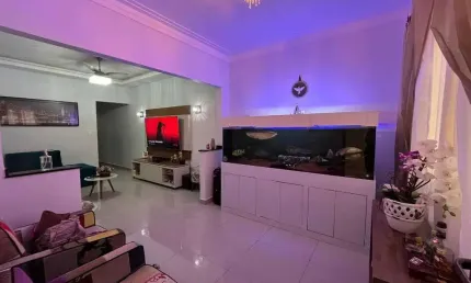 Sobrado à venda em São Vicente com closet, 3 quartos, um sendo suíte.