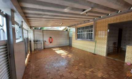 Residência em Santa Maria com três dormitórios e vaga para três veículos na garagem.