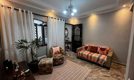 Casa à venda na Vila Pelé, com 3 quartos, sendo 1 suíte.