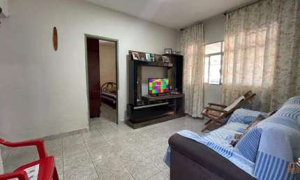 Casa disponível para venda no bairro Rádio Clube, com 3 dormitórios e uma edícula com 1 dormitório.